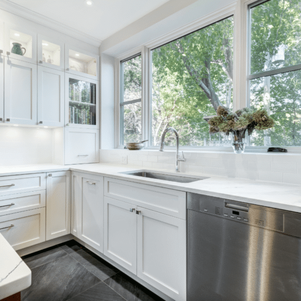 Heldere moderne keuken met witte kasten en natuurlijk licht