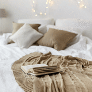 Zachte slaapkamer met decoratieve verlichting en open boek op bed