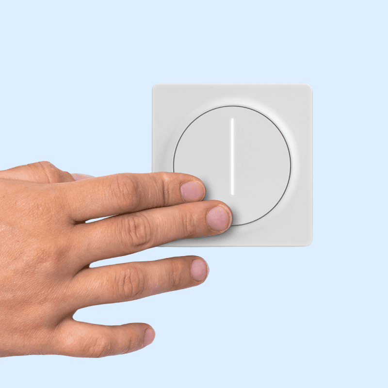 Hand bedient een draaidimmer voor het instellen van lichtsterkte.