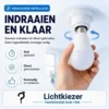 Lamp indraaien en installeren | Lichtkiezer Hand draait een lamp in een schroeffitting, naast installatiepictogrammen.