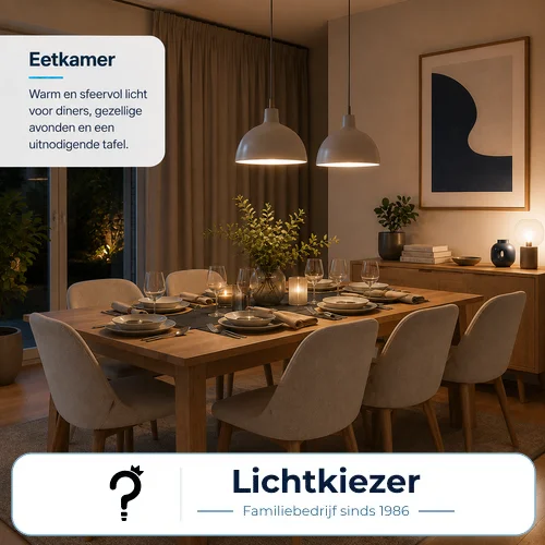 Eettafel met twee hanglampen, gedekte plaatsen en warme sfeerverlichting.