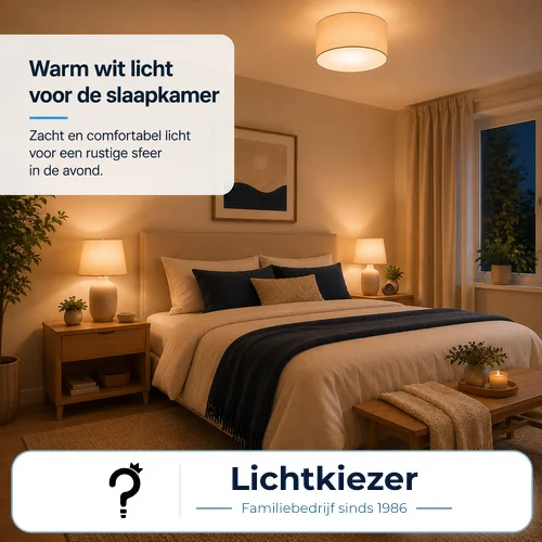 Slaapkamer met warm verlichte nachtkastjes en een plafondlamp boven het bed.