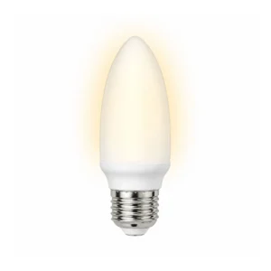 Spaarlamp met E27 fitting en kaarsvorm op een witte achtergrond.